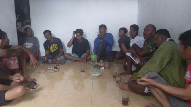 Sejumlah ABK dari KM Hentri yang selamat saat berada di rumah warga di Ohoi Tanimbar Kei, Kecamatan Kei Kecil Barat, Kabupaten Maluku Tenggara.