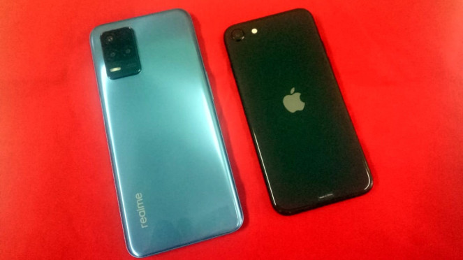 Realme 8 5G vs Apple iPhone SE 2020.