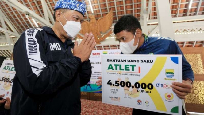 Wali Kota Bandung Oded M Danial memberikan uang saku atlet PON XX Papua.