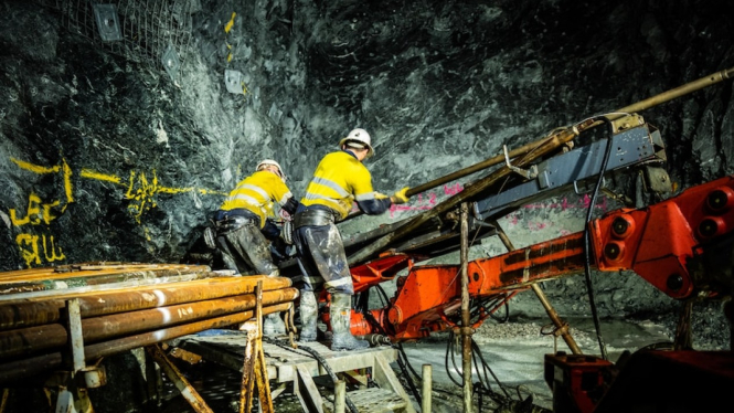 Para pekerja berada di lokasi 400 meter di bawah tanah dalam usaha menemukan emas di pertambangan Red5 diÂ King of the Hill di Australia Barat.Â  (Supplied)