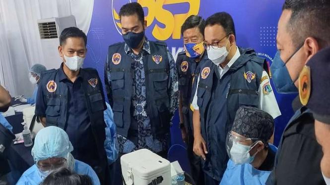 Gubernur DKI Jakarta Anies Baswedan mengunjungi sentra vaksinasi Nasdem