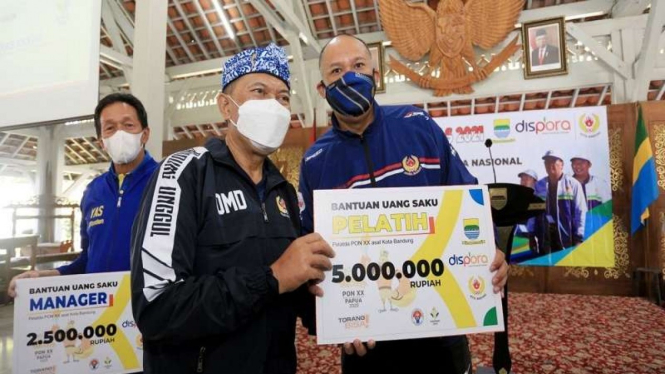 Wali Kota Bandung, Oded M D secara simbolis menyerahkan bantuan uang saku.