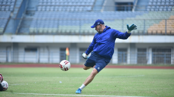 Pelatih kiper Persib Bandung, Luizinho Passos 