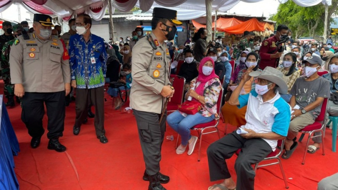 Kapolda Jatim Irjen Pol Nico Afinta meninjau vaksinasi di  Telaga Sarangan.