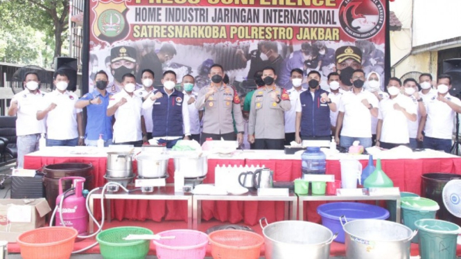 Satuan Narkoba Polres Metro Jakarta Barat berhasil ungkap dam membongkar sindikat produksi sabu Internasional Asal Iran.