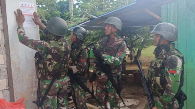 Tim gabungan TNI menyebar poster dan selebaran imbauan berbahasa daerah Aifat yang ditempelkan di rumah warga di Kabupaten Maybrat, Papua Barat, Kamis, 9 September 2021, setelah penyerangan oleh kelompok bersenjata.