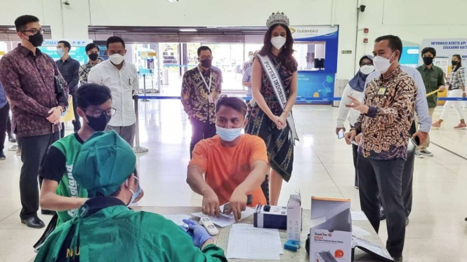 Vaksinasi COVID-19 di Bandara Soekarno Hatta, Tangerang.