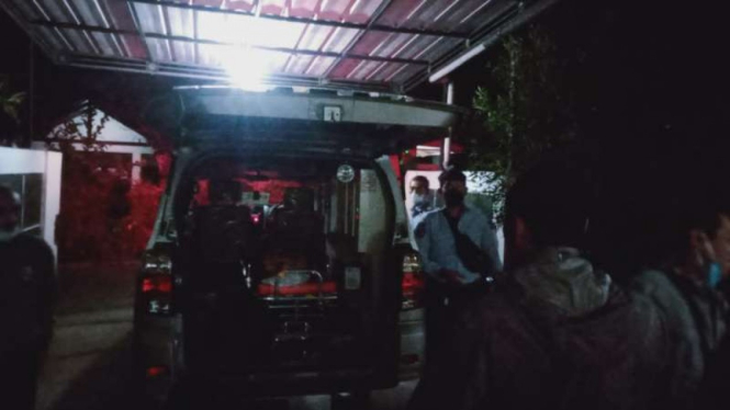 Jenazah Adam Maulana, salah satu dari 44 narapidana korban kebakaran di Lapas Kelas I Tangerang, Banten, tiba di rumah duka di Desa Sukamanah, Kecamatan Cugenang, Kabupaten Cianjur, Jawa Barat, Kamis dini hari, 9 September 2021.