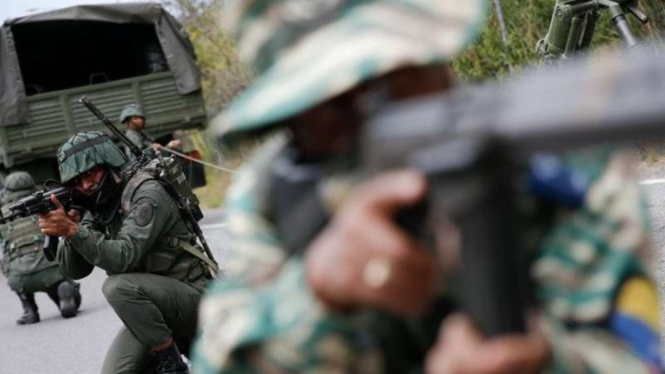 Anggota angkatan bersenjata Venezuela dan militer Bolivia mengikuti latihan di C