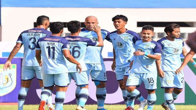 Skuad Persela merayakan gol ke gawang Persipura