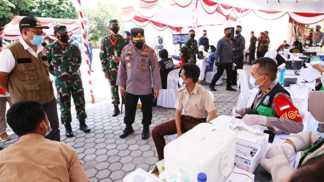 Kapolri Jenderal Listyo Sigit Prabowo meninjua vaksinasi di NTB