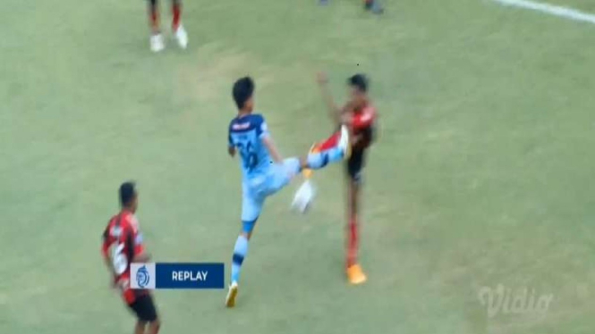 Insiden tendangan kungfu di duel Persela vs Persipura