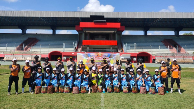 Kapolda Kalimantan Tengah Dedi Prasetyo tinjau tim sepakbola putri PON XX Papua