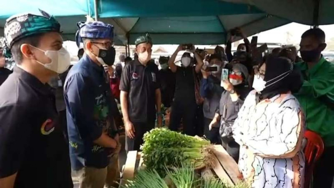 Menteri Parekraf, Sandiaga Uno berbincang dengan pedagang sayur di Jawa Barat