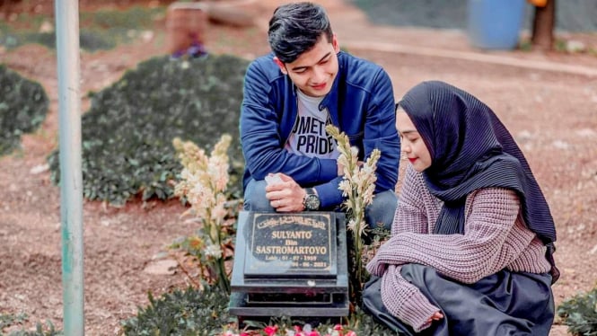 Ria Ricis kunjungi makam almarhum ayahnya bersama Teuku Ryan