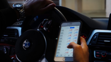 Ilustrasi trading forex di HP