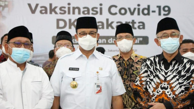 Gubernur Anies Baswedan, Ketua Umum MUI DKI Jakarta KH Munahar Muchtar dan Ketua Umum DPP LDII KH Chriswanto Santoso foto bersama di sentra vaksinasi Ponpes Minhaajurrosyidin (Foto: LINES)