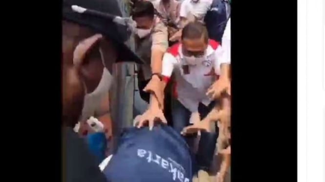 Video viral Anies Baswedan terperosok ke got