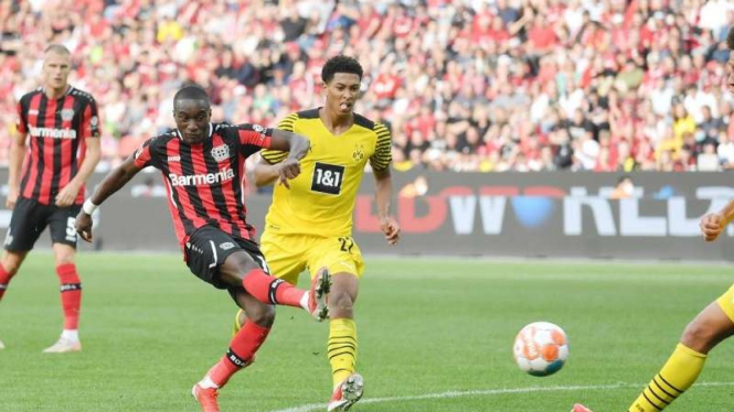 Pemain Bayer Leverkusen, Moussa Diaby bobol gawang Borussia Dortmund.