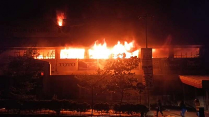 Depo bangunan di Jalan Ir H Juanda Keluranan Bekasi Jaya terbakar