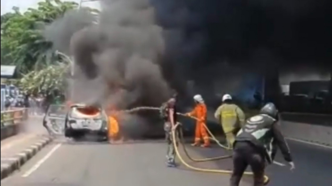 Mobil Grand Livina terbakar di Kelapa Gading.