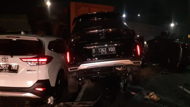 Mobil yang terlibat kecelakaan beruntun di Tol Semanggi