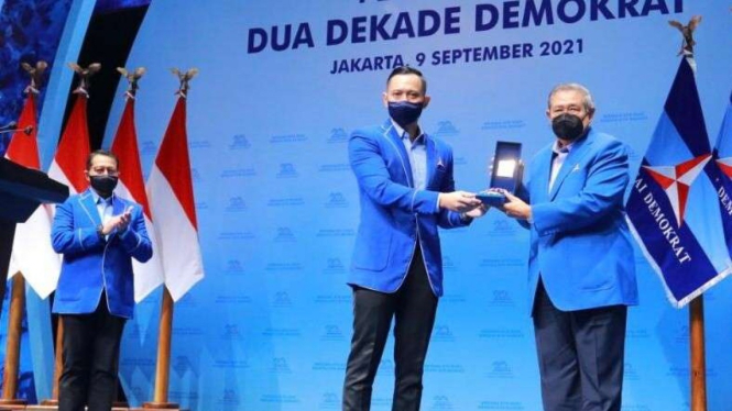 Ketua Umum Partai Demokrat Agus Harimurti Yudhoyono (AHY) beri penghargaan ke SBY. 
