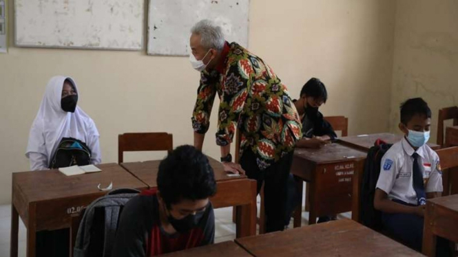 Gubernur Jawa Tengah Ganjar Pranowo meninjau pelaksanaan Pembelajaran Tatap Muka