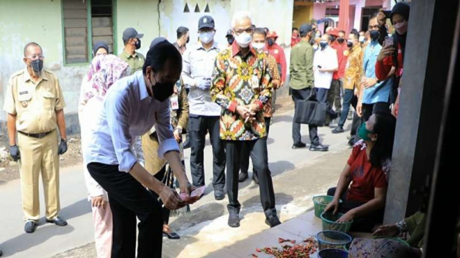 Presiden Jokowi meninjau vaksinasi door to door di Klaten