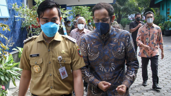 Nadiem Makarim dan Wali Kota Solo Gibran Rakabuming di SMAN 4 Solo