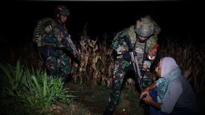 VIVA Militer: Pasukan Taifib Pasmar 2 Marinir selamatkan seorang wanita di Jatim