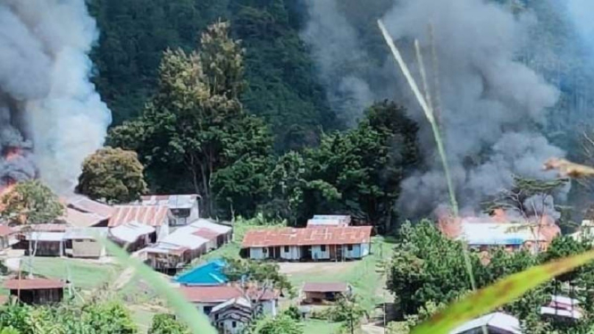 Pembakaran sejumlah fasilitas umum di Kiwirok, Kabupaten Pegunungan Bintang, Papua, Senin, 13 September 2021 diduga dilakukan oleh kelompok kriminal bersenjata (KKB).
