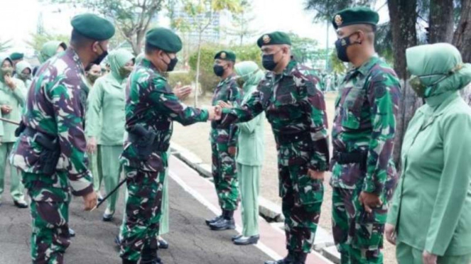 VIVA Militer: Pangkostrad mengunjungi Yonzipur 9/Kostrad VIVA Militer: Pangkostrad mengunjungi Yonzipur 9/Kostrad
