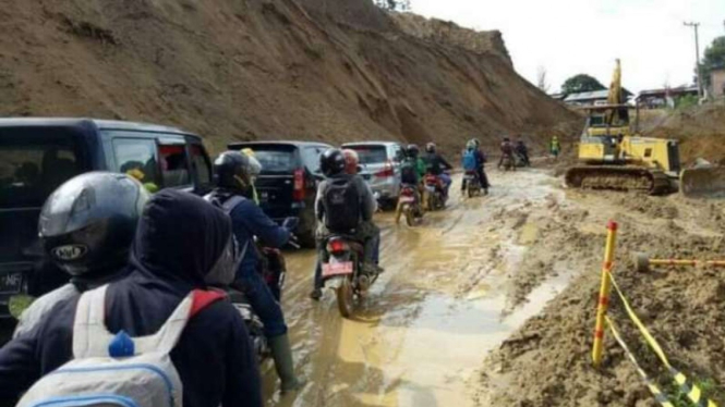 Longsor akibat tingginya curah hujan di mengakibatkan jalan Nasional yang menghubungkan Kabupaten Mamuju dan Mamasa terputus akibat tertimbun longsor, Senin, 13 September 2021.