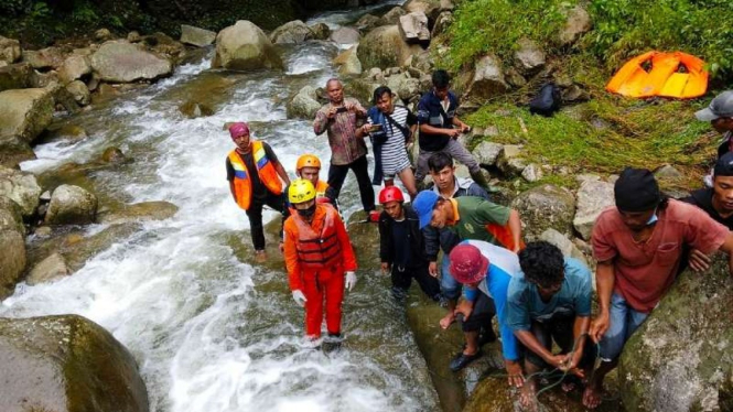 Proses pencarian dan evakuasi jasad korban di sungai di Humbahas