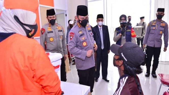 Kapolri Jenderal Listyo Sigit Prabowo meninjau vaksinasi massal di Jawa Barat