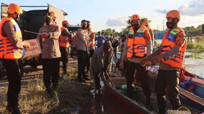 Kapolda Kalteng Irjen Pol Dedi Prasetyo melepas bantuan ke korban banjir