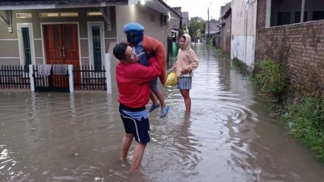 Banjir melanda daerah permukiman warga di Kecamatan Rangkasbitung.