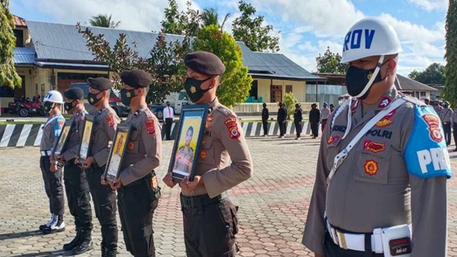 Upacara pemberhentian secara tidak hormat empat polisi di Mapolres Tual, Maluku
