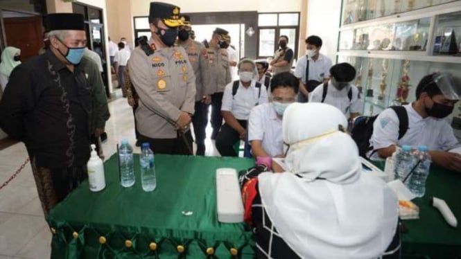 Kapolda Jatim Irjen Pol Nico Afinta dan Ketua PWNU Jatim KH Marzuki Mustamar.