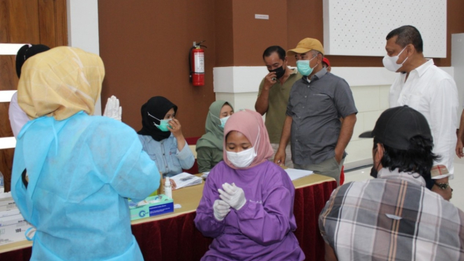 Wali Kota Bekasi, Rahmat Effendi, memantau jalannya vaksinasi di beberapa lokasi