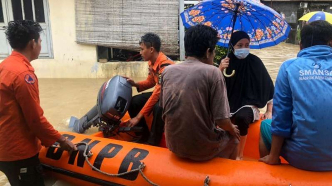 Petugas dari tim BPBD Banten sedang melakukan evakuasi warga yang menjadi korban banjir dengan menggunakan perahu karet di Lebak, Banten, Selasa, 14 September 2021.