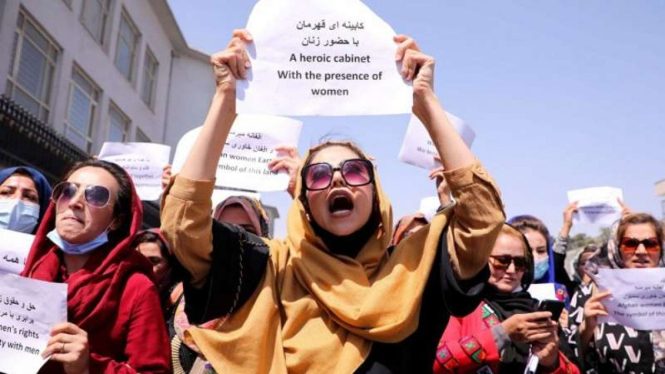 Pejuang hak perempuan dan aktivis sipil melakukan protes kepada Taliban di Kabul