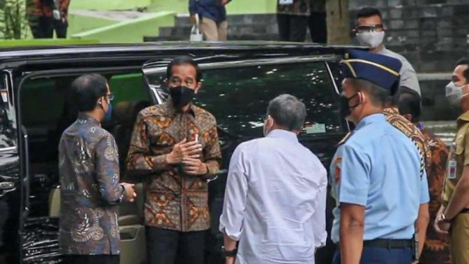 Presiden Jokowi datang ke UNS di Solo
