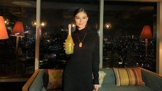 Agnez Mo Luncurkan Wine Bertabur Emas