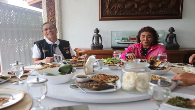 Zulkifli Hasan bersama Susi Pudjiastusi