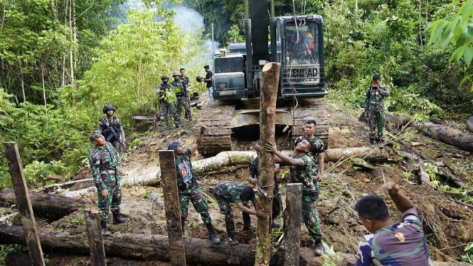 VIVA Militer: TNI perbaiki jembatan yang dirusak OPM di Maybart