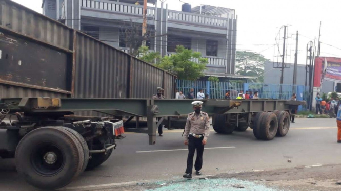 Truk dengan muatan peti kemas terguling di kawasan Jalan Raya Serang.