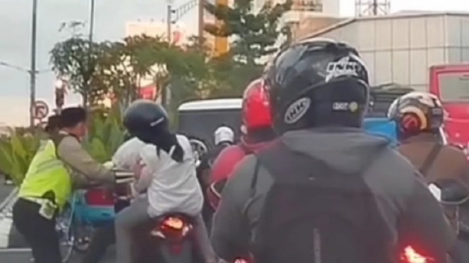 Foto viral polisi dorong pemotor karena mau kabur saat diperiksa