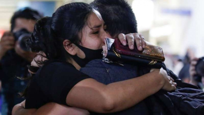 Ilustrasi-Seorang tenaga kesehatan memeluk seorang kerabat di bandara di Meksiko